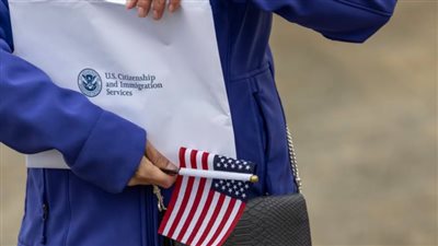البطاقة الخضراء.. تغيير جذري في قوانين الهجرة الأمريكية: إجبار طالبي 
