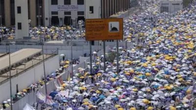 لأول مرة في عرفات: شاشات عرض لبث الخطبة داخل المخيمات تجنباً لزحام مسجد نمرة