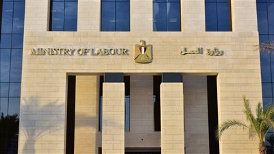 وزير العمل يؤكد أهمية تعزيز ثقافة السلامة والصحة المهنية داخل مواقع العمل