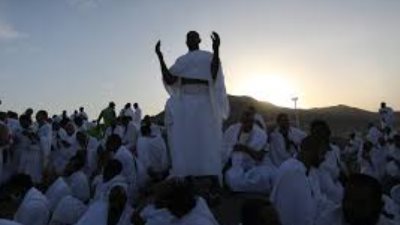 رحلة الصعود إلى عرفات: مشاعر إيمانية وروحانية في يوم الركن الأعظم