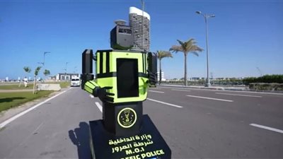 استبدال رجل المرور بالروبوت الذكي.. الابتكار المصري يسيطر على شوارع العلمين