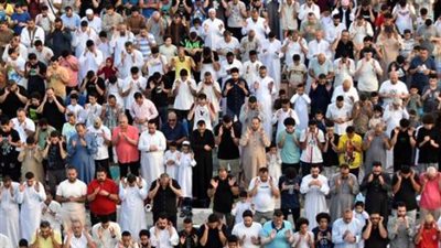 فرحة الأطفال وتكبيرات المصلين تملأ ساحات القاهرة في أول أيام العيد