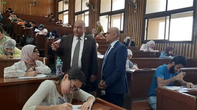 جولة تفقدية لنائب رئيس جامعة القاهرة لشؤون التعليم لمتابعة دقة سير الامتحانات