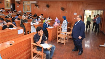 رئيس جامعة كفر الشيخ يتفقد امتحانات الفصل الدراسي الثاني