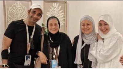 بعد أدائها مناسك الحج.. إطلالة مميزة لمنة شلبي وزوجها أحمد الجنايني تثير التفاعل
