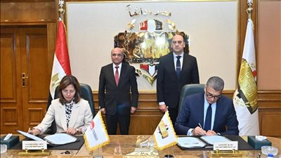 المستشار عمر مروان والوزير عمرو عادل يشهدان توقيع البروتوكول