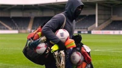 محمد ثروت يعلّق بسخرية على واقعة سرقة منتخب إنجلترا: “خلي الشنكار في إيدك والكوتش تحت باطك”