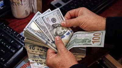 الجنيه المصري يسترد عافيته: هبوط حاد في سعر الدولار خلال تعاملات اليوم