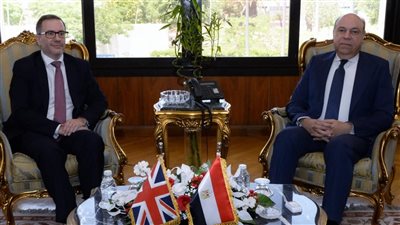 الحفني  يبحث مع السفير البريطاني تعزيز الشراكة الاستراتيجية والتعاون الثنائي في مجال الطيران المدني