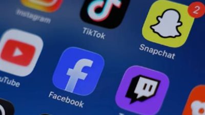 تفاصيل قرار الإمارات الجديد: حظر إنشاء حسابات التواصل الاجتماعي لمن هم دون 15 عاماً