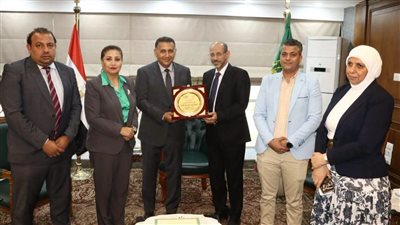 رئيس الوزراء يستعرض نتائج قافلة طبية مجانية بالقليوبية