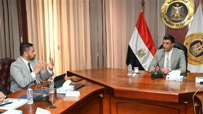 وزير الصناعة يناقش توطين تكنولوجيا الإضاءة والطاقة المتجددة