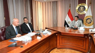 وزير الصناعة يبحث توطين الصناعات الكهربائية مع أونا إلكتريك