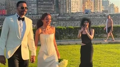 مي عز الدين تخطف الأنظار في حفل زفاف أحمد السعدني وميرنا الهلباوي