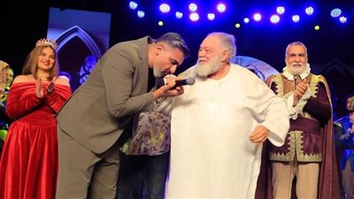لفتة إنسانية من ياسر جلال بتقبيل يد يحيى الفخراني على مسرح الملك لير