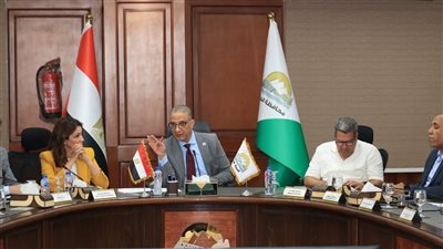 محافظ الجيزة يبحث تطوير منظومة النظافة مع الشركات والمتعهدين