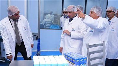 وزير العمل يقوم بجولة في