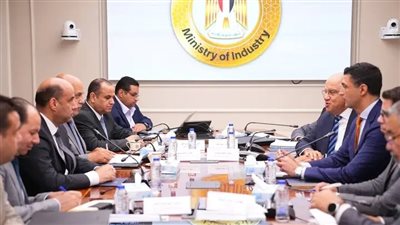 وزيرا الصناعة والعمل يبحثان سبل تعزيز التعاون  لإزالة التحديات التي تواجه قطاع الصناعة