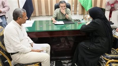محافظ المنوفية يواصل مبادرة «كلنا عندك» في تلا.. مساعدات عاجلة وقرارات فورية لحل شكاوى المواطنين خلال 5 ساعات