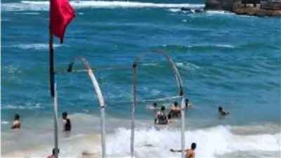 رفع الراية الحمراء على عدد من شواطئ الإسكندرية بسبب ارتفاع الأمواج
