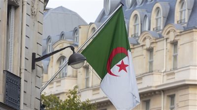 الجزائر تعلن إعادة فتح مجالها الجوي مع مالي