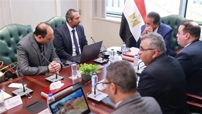 وزير الصحة يناقش توظيف الذكاء الاصطناعي في المستشفيات الحكومية