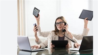 هل يتفوق النساء على الرجال في تعدد المهام؟ دراسة علمية تحسم الجدل حول 