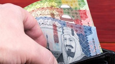 لماذا يترقب المسافرون أسعار الريال السعودي في البنوك المصرية اليوم؟