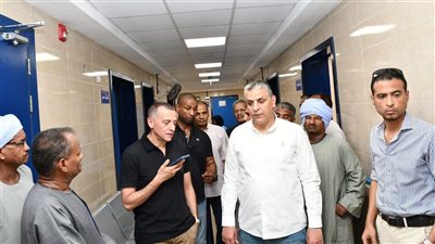محافظ أسوان يفاجئ وحدة السلسلة ويمنحها أسبوعًا للتشغيل الكامل