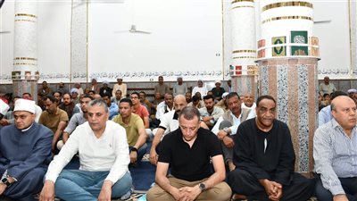 محافظ أسوان يستمع لمطالب المواطنين عقب صلاة الجمعة بكوم أمبو