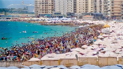 إقبال غير مسبوق على شواطئ الإسكندرية بعد انتهاء الثانوية العامة