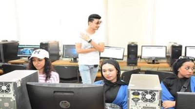 بين النظرية والتطبيق: اكتشف بيئة التعلم المتميزة ببرنامج التكنولوجيا الحيوية