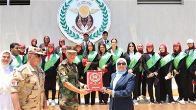 جامعة القاهرة تنظم زيارة لطلابها إلى قيادة قوات المظلات