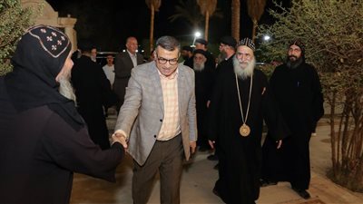 محافظ قنا يطمئن على صحة الأنبا بيمن ويؤكد دعم تطوير الكنائس والأديرة التاريخية بالمحافظة