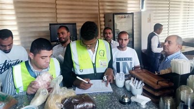 محافظ أسوان: ضبط وإعدام 237 كجم أغذية فاسدة بالأسواق