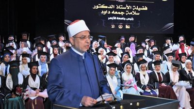 رئيس جامعة الأزهر يشهد حفل تخرج صيدلة البنات بالقاهرة