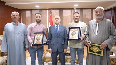 محافظ الغربية يكرم بطلي إنقاذ أسرة سقطت سيارتها بالترعة