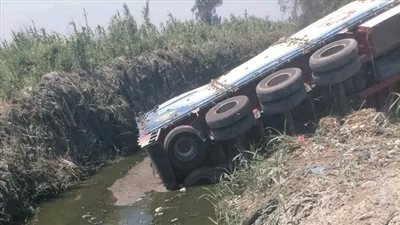 بعد سقوطها في مصرف أبو دياب.. تحرك عاجل لرفع سيارة محملة بالمخلفات بالبحيرة