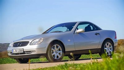 قبل 30 عامًا.. كيف أصبحت مرسيدس SLK أيقونة الرودستر المدمجة؟