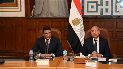 وزير الصناعة ومحافظ القاهرة يسلمان 40 عقد تقنين بشق الثعبان: دفع عجلة الاستثمار الصناعي