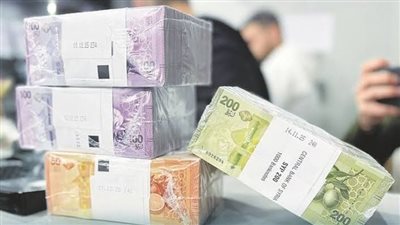 ارتفاع سعر الدولار في السوق الموازية بمحافظة الحسكة واستقرار نسبي بباقي المدن السورية