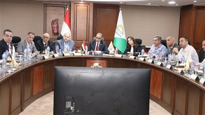 محافظ الجيزة يناقش تقنين الأراضي وخدمات المواطنين مع النواب