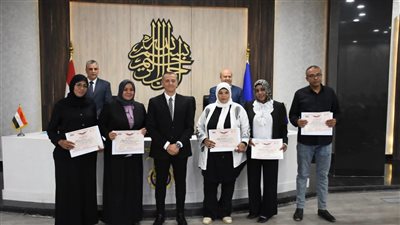 محافظ أسوان يكرم المتميزين لفوز المحافظة بجائزة الأداء