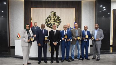 محافظ أسوان يكرم المديرية المالية لفوزها بكأس تميز المالية العامة