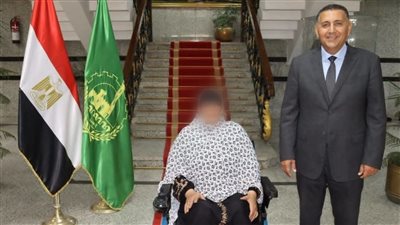 محافظ القليوبية يسلم كرسيين كهربائيين لذوي الهمم استجابة لطلباتهم