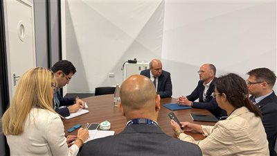 الحفني يلتقي مسؤولي مجموعة British Aviation Group البريطانية لبحث فرص التعاون في تطوير المطارات المصرية.