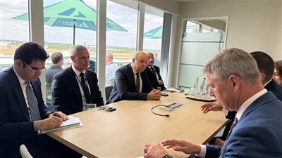 وزير الطيران يبحث تطوير التدريب مع Acron Aviation البريطانية