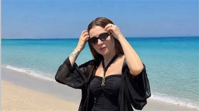 مي عز الدين تدخل عالم الأزياء بإطلاق مجموعة مايوهات صيفية محتشمة بتوقيعها