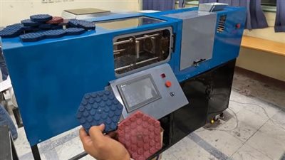 طلاب هندسة أسيوط يبتكرون ماكينة ذكية لتحويل البلاستيك إلى إنترلوك