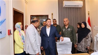 محافظ دمياط يتفقد مركز سيطرة الشبكة الوطنية بشركة المياه